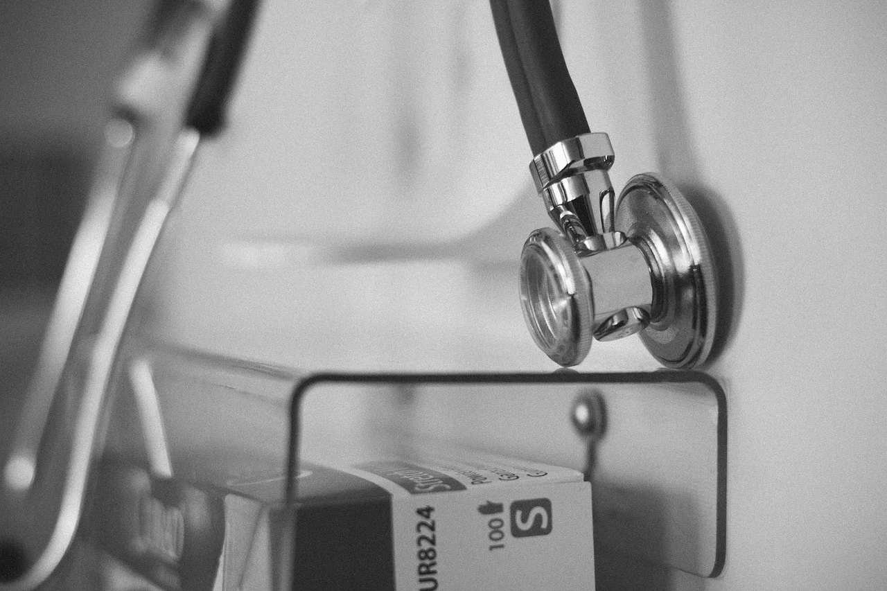 Skleroterapia czy laserowe usuwanie żylaków – poradnik proktologa
